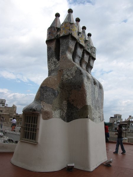 schoorsteen_casa batllo.jpg - Ook van de schoorstenen heeft Gaudi werk gemaakt.